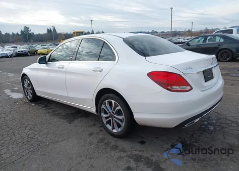 2018 Mercedes-Benz C 300 4Matic z USA, uszkodzony, nr VIN 55SWF4KB7JU259455